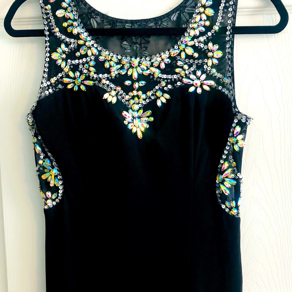 Beautiful night dress very comfortable , elegant .